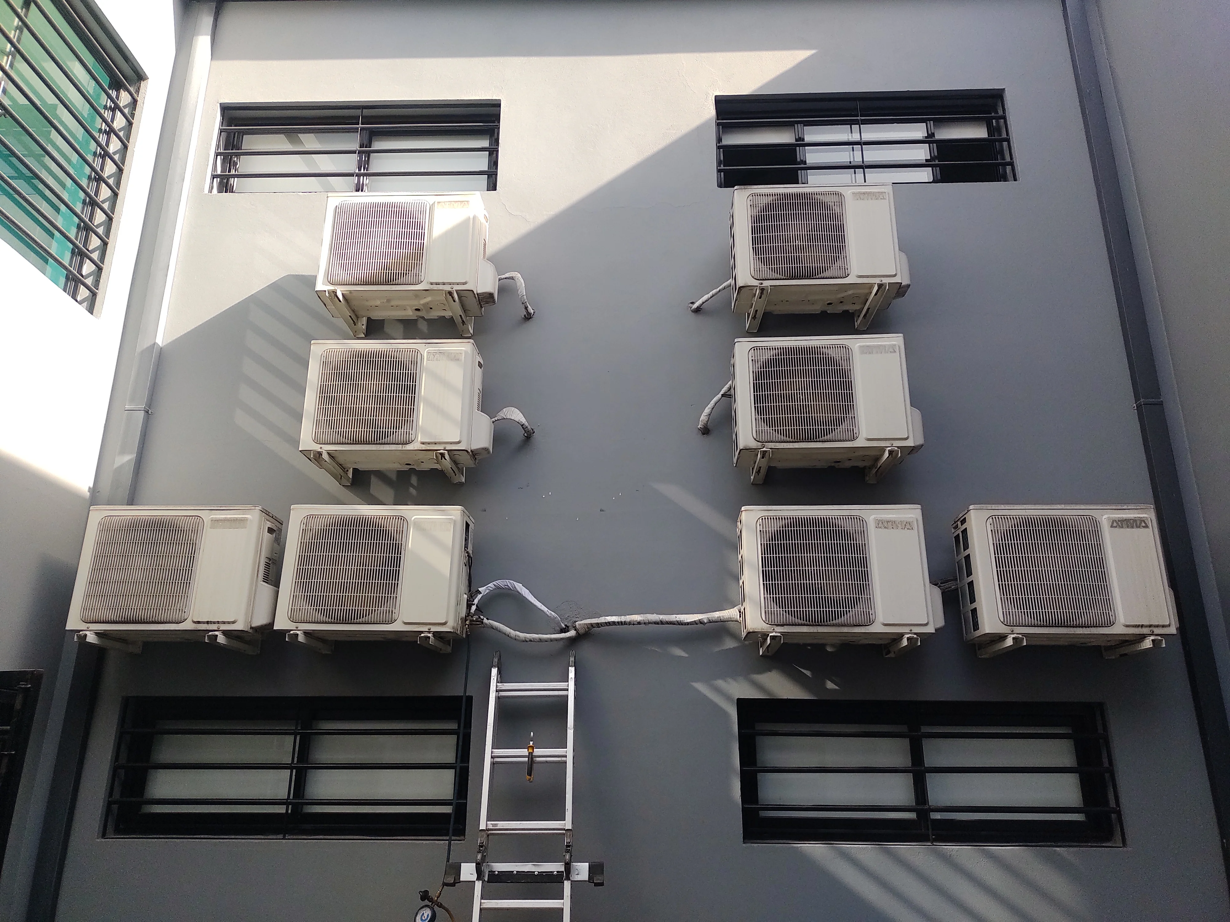 Conjunto de aires instalados sobre una misma pared de un edificio